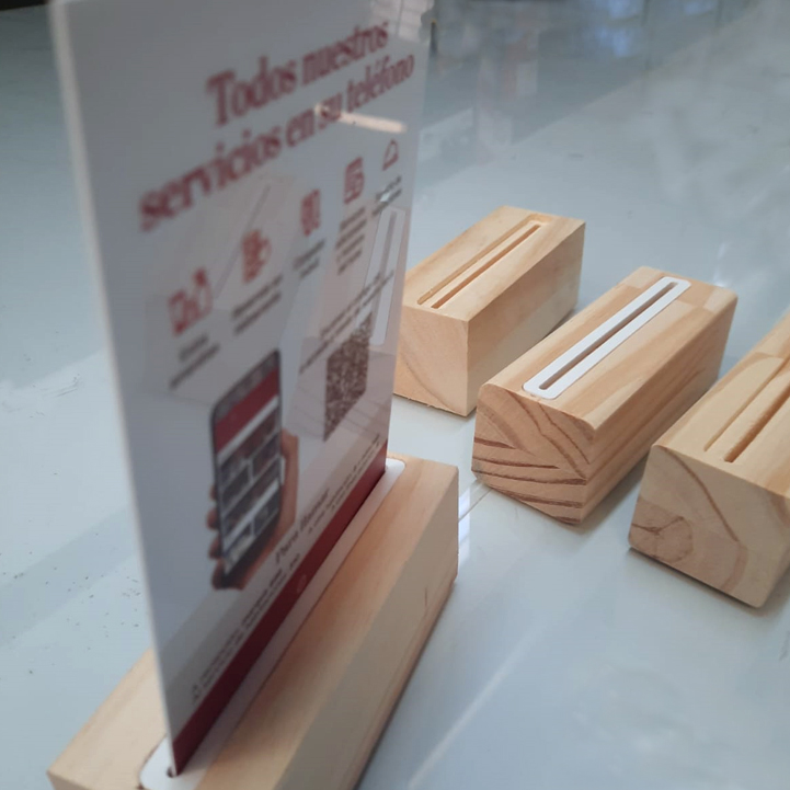 Display de Mesa con Base de Madera detalle