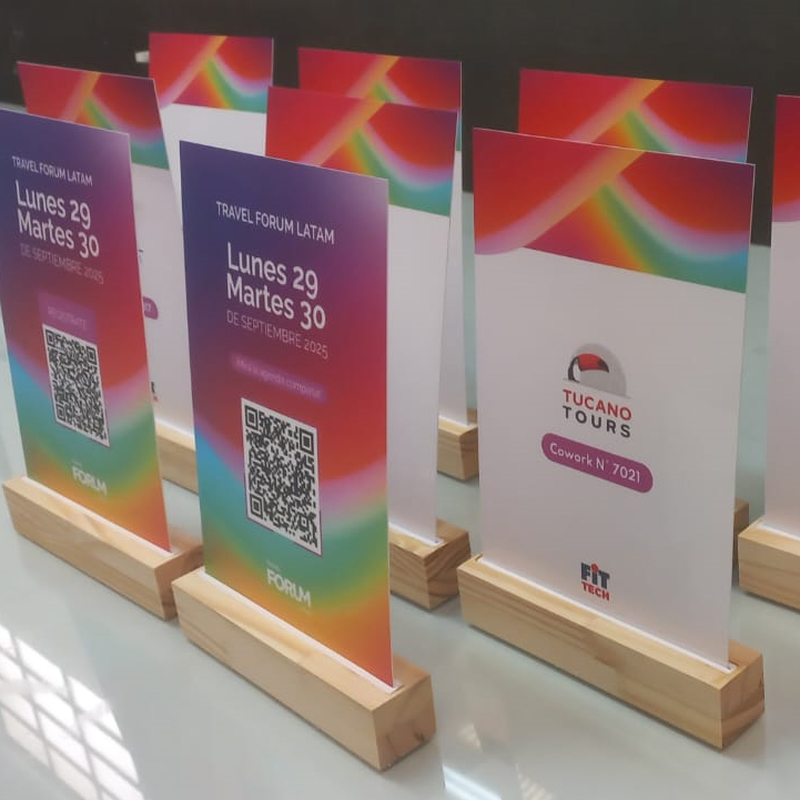 Display de Mesa con Base de Madera